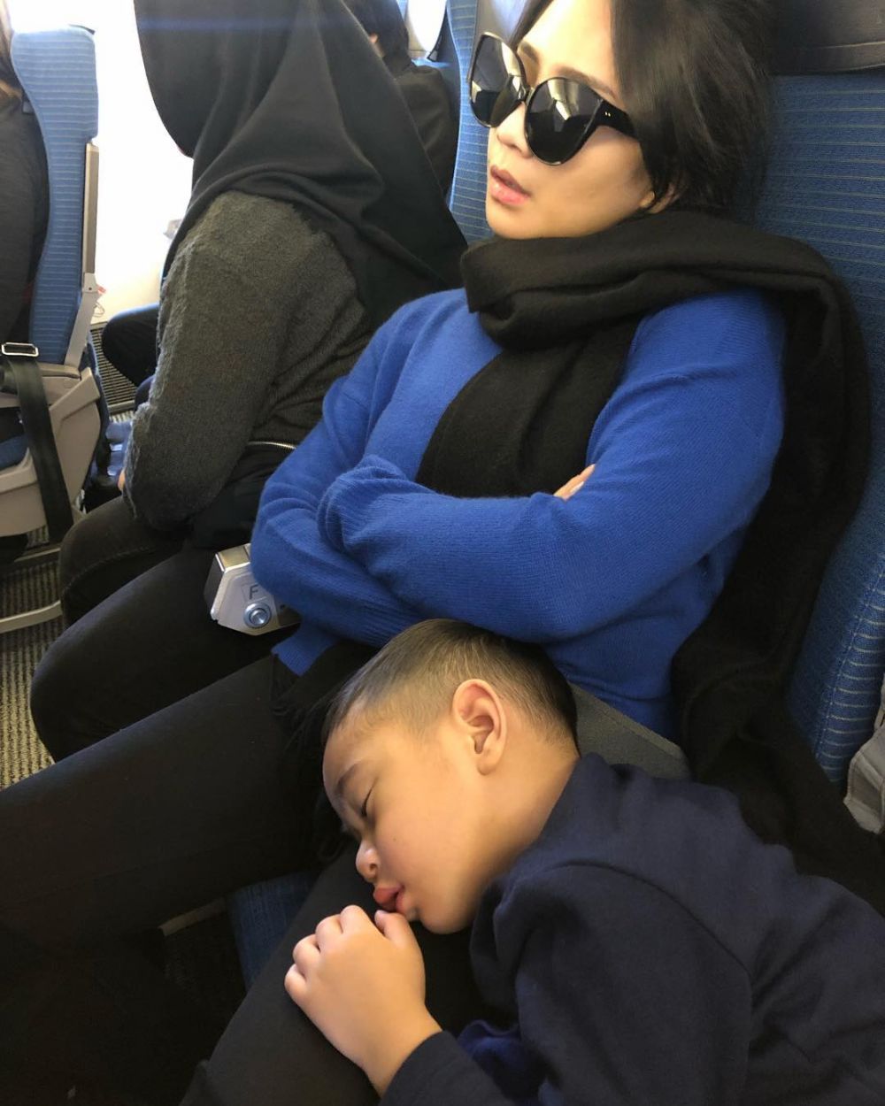 10 Gaya fashion Nagita Slavina berlibur, jauh dari kesan glamor