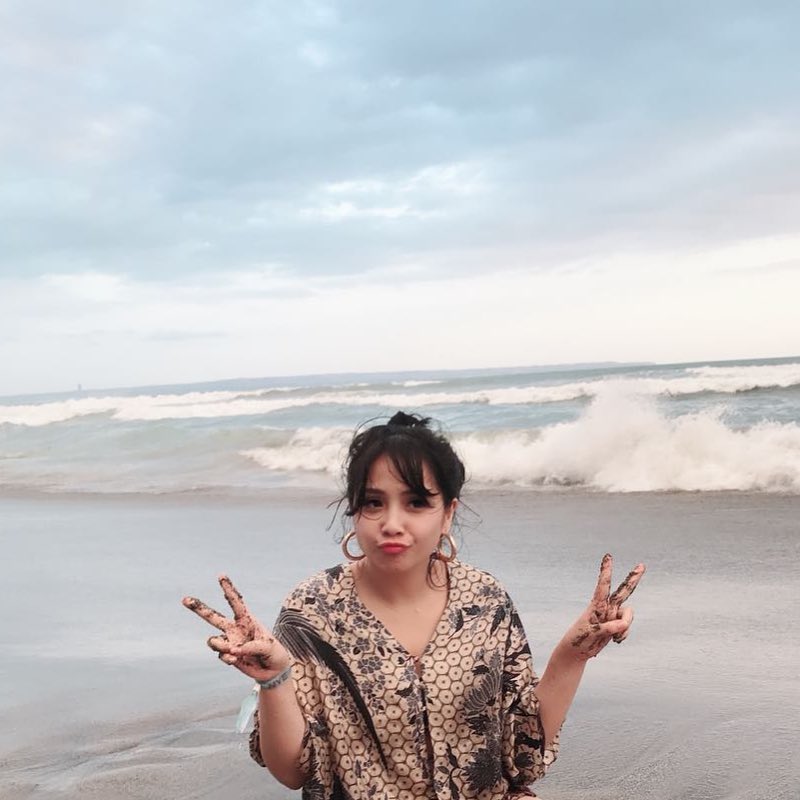 10 Gaya fashion Nagita Slavina berlibur, jauh dari kesan glamor