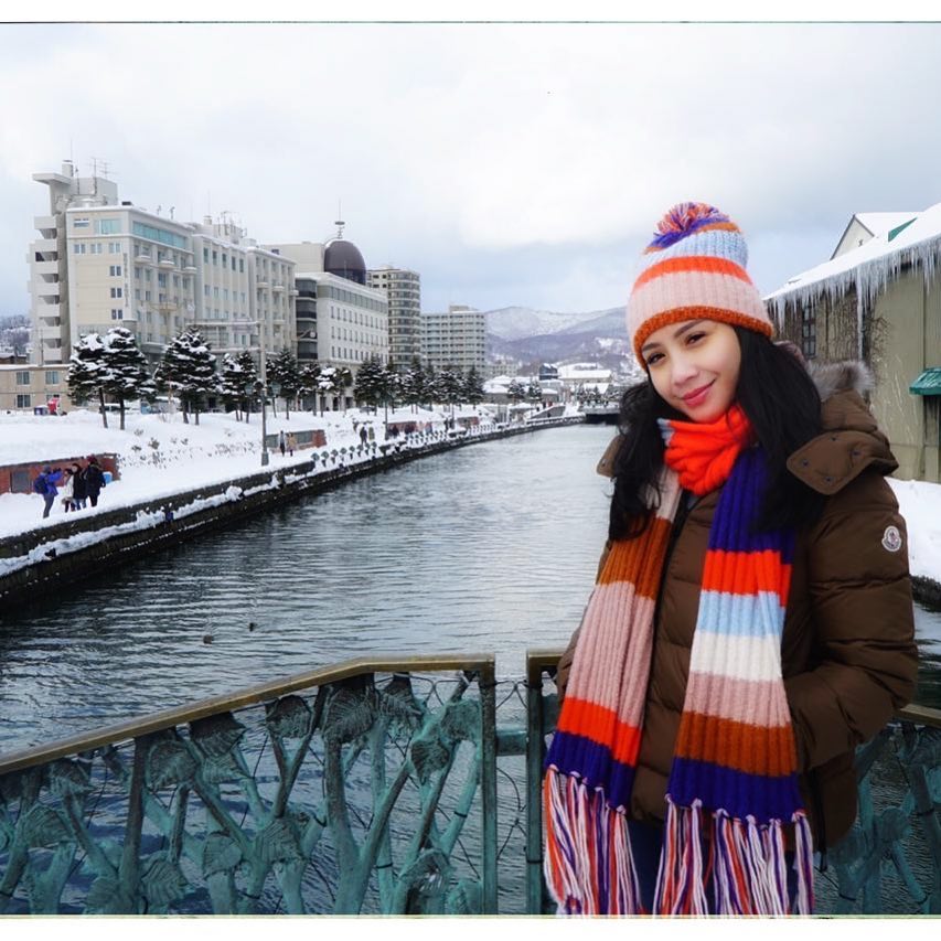 10 Gaya fashion Nagita Slavina berlibur, jauh dari kesan glamor