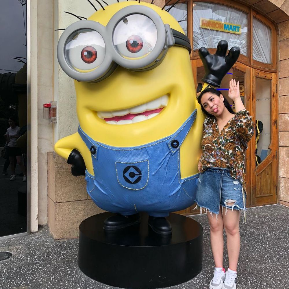 10 Gaya fashion Nagita Slavina berlibur, jauh dari kesan glamor