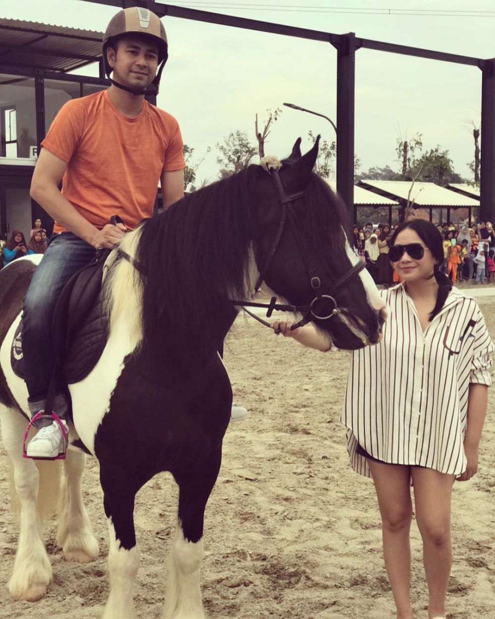 10 Gaya fashion Nagita Slavina berlibur, jauh dari kesan glamor