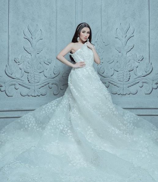8 Pesona Ayu Ting Ting pakai gaun mekar, cantik bak permaisuri
