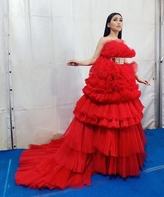 8 Pesona Ayu Ting Ting pakai gaun mekar, cantik bak permaisuri