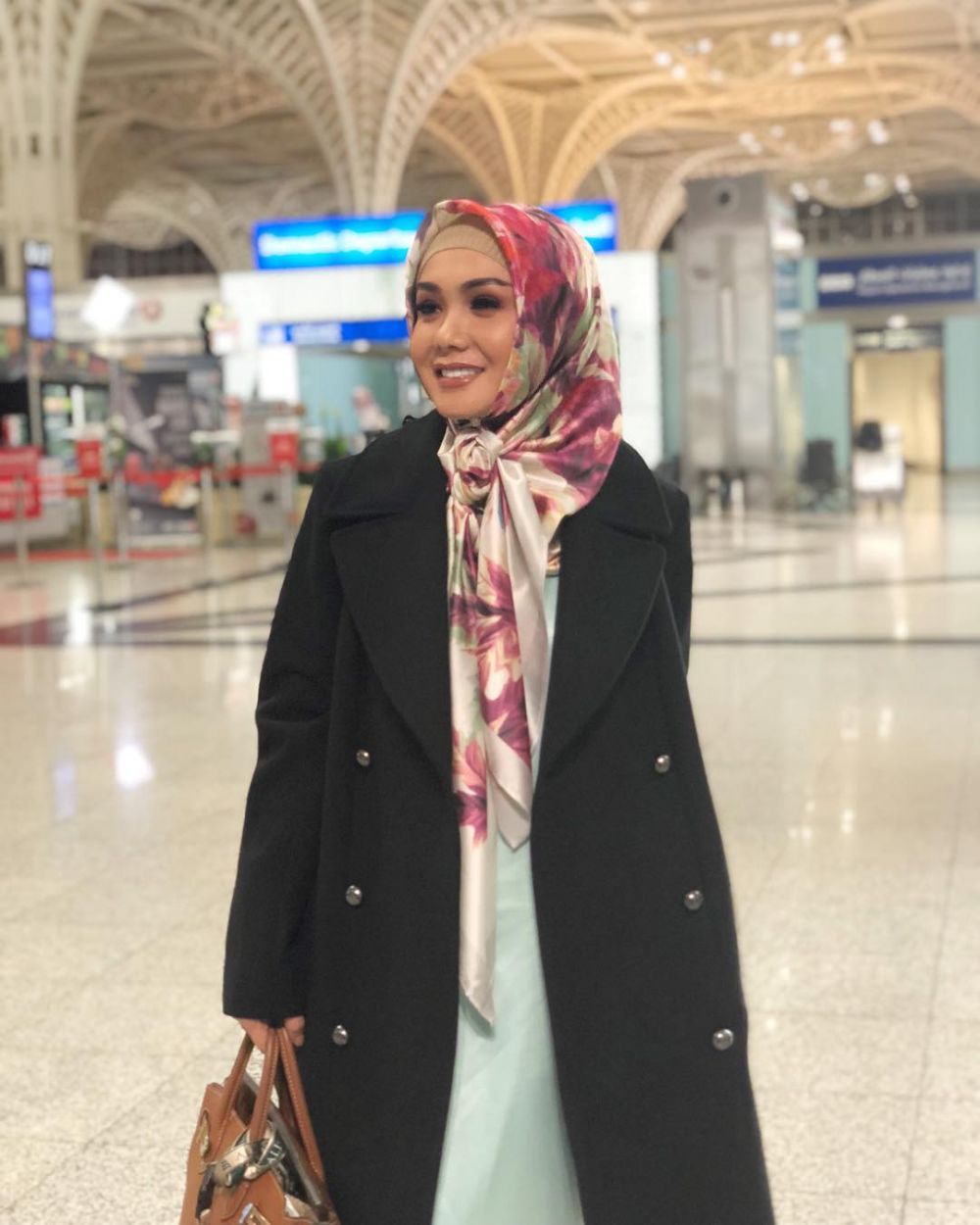 10 Inspirasi hijab Yuni Shara saat umrah, simpel dan elegan