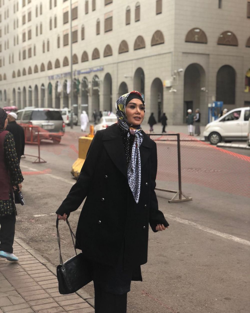 10 Inspirasi hijab Yuni Shara saat umrah, simpel dan elegan
