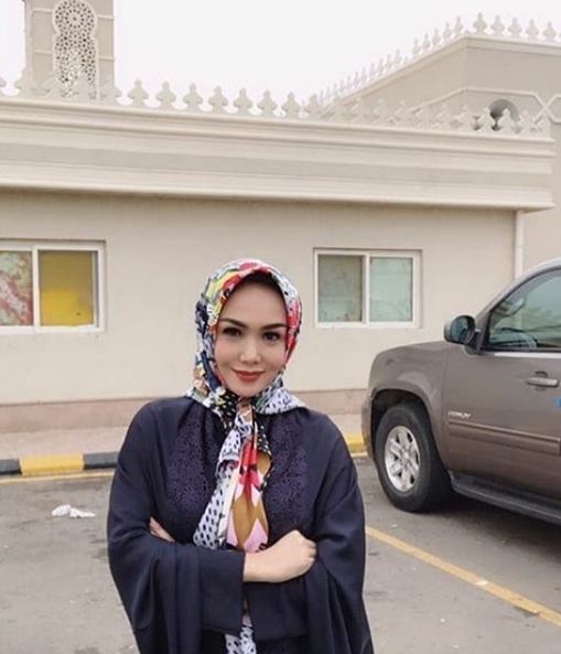10 Inspirasi hijab Yuni Shara saat umrah, simpel dan elegan