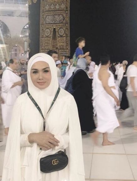 10 Inspirasi hijab Yuni Shara saat umrah, simpel dan elegan