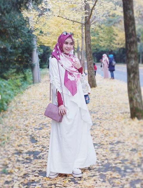 9 Gaya Anisa Rahma pakai gamis saat liburan, memesona