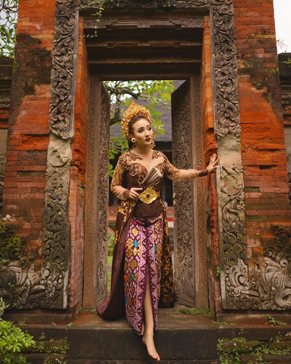 14 Pesona Naomi Zaskia kenakan busana tradisional, anggun banget