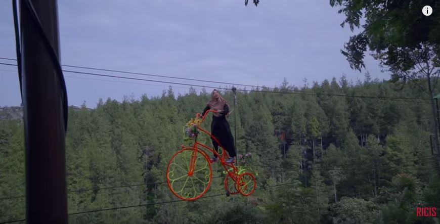 Ria Ricis liburan ekstrem di Bandung, jajal 5 wahana menantang