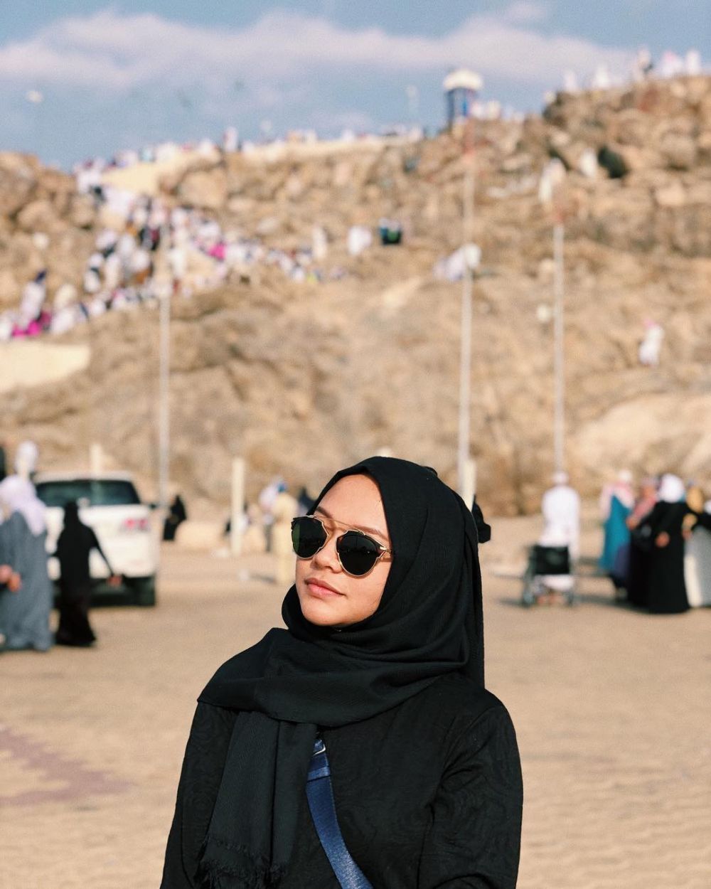 10 Momen Amel Carla berhijab saat umrah, gayanya manglingi