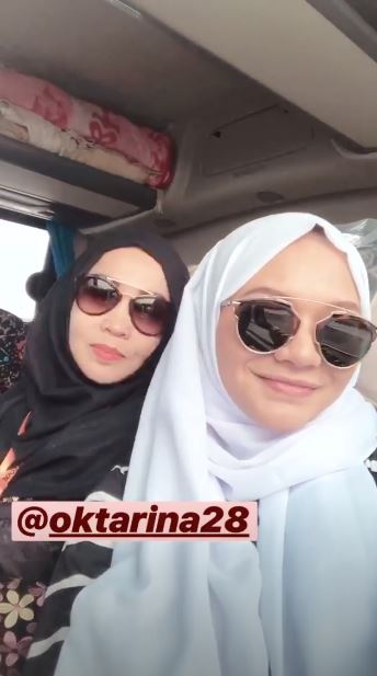 10 Momen Amel Carla berhijab saat umrah, gayanya manglingi