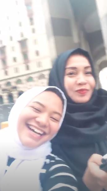 10 Momen Amel Carla berhijab saat umrah, gayanya manglingi