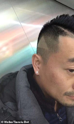 Pakai contoh video di pause, kepala orang ini dibotakin tanda play