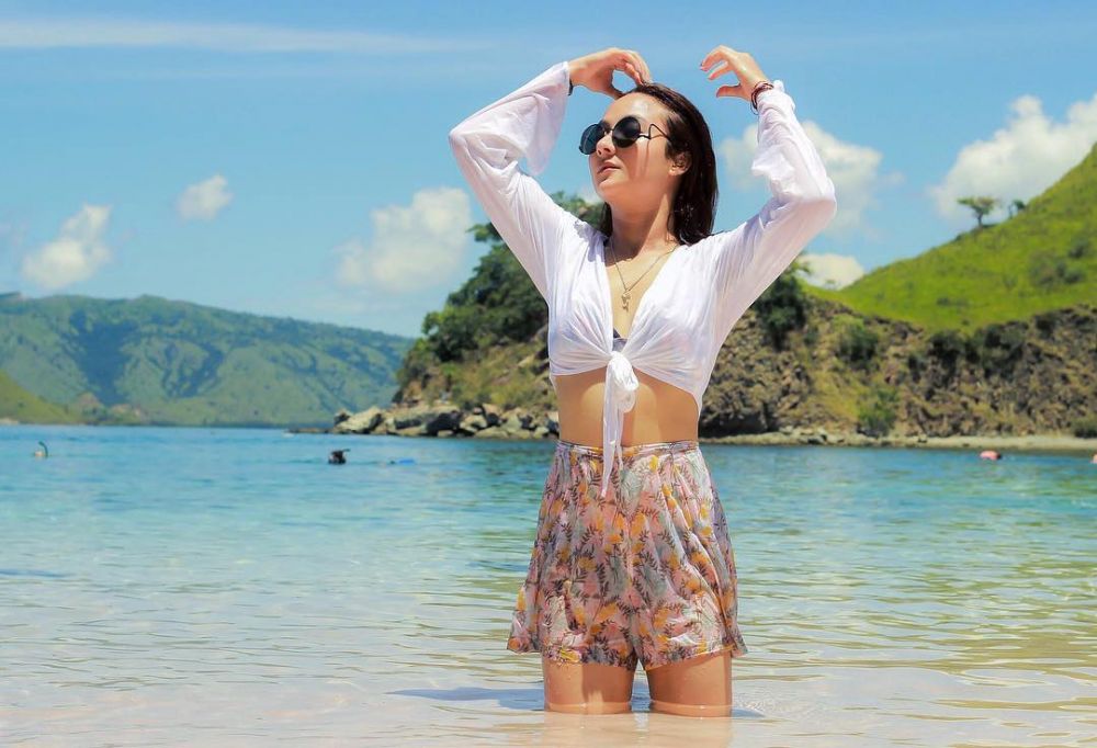 11 Potret Naomi Zaskia saat liburan di pantai, bikin susah kedip