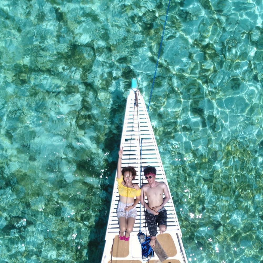 11 Potret Naomi Zaskia saat liburan di pantai, bikin susah kedip