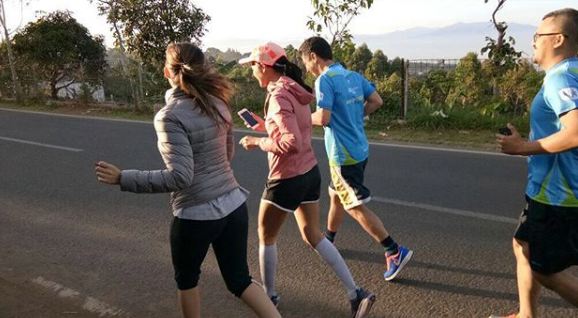 10 Gaya workout Cathy Sharon, energik dan bikin susah kedip