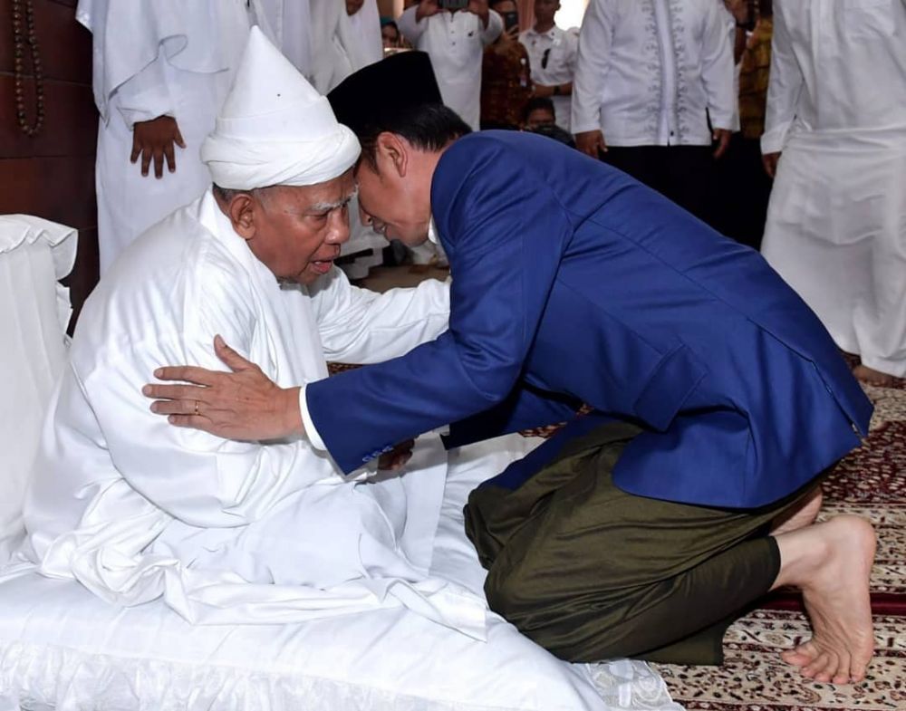 5 Momen Jokowi menunduk saat salaman dengan tokoh karismatik