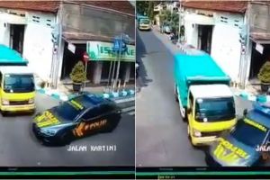 Video truk tabrak mobil polisi pengawal tahanan di Mojokerto