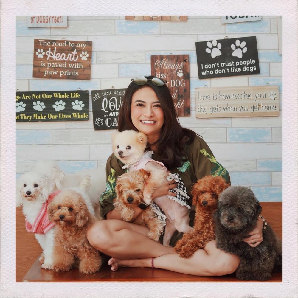 10 Potret Vanessa Angel bareng anak anjing, bukti pecinta hewan