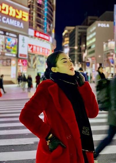 11 Potret Syahrini liburan tanpa kacamata hitam, tampil beda