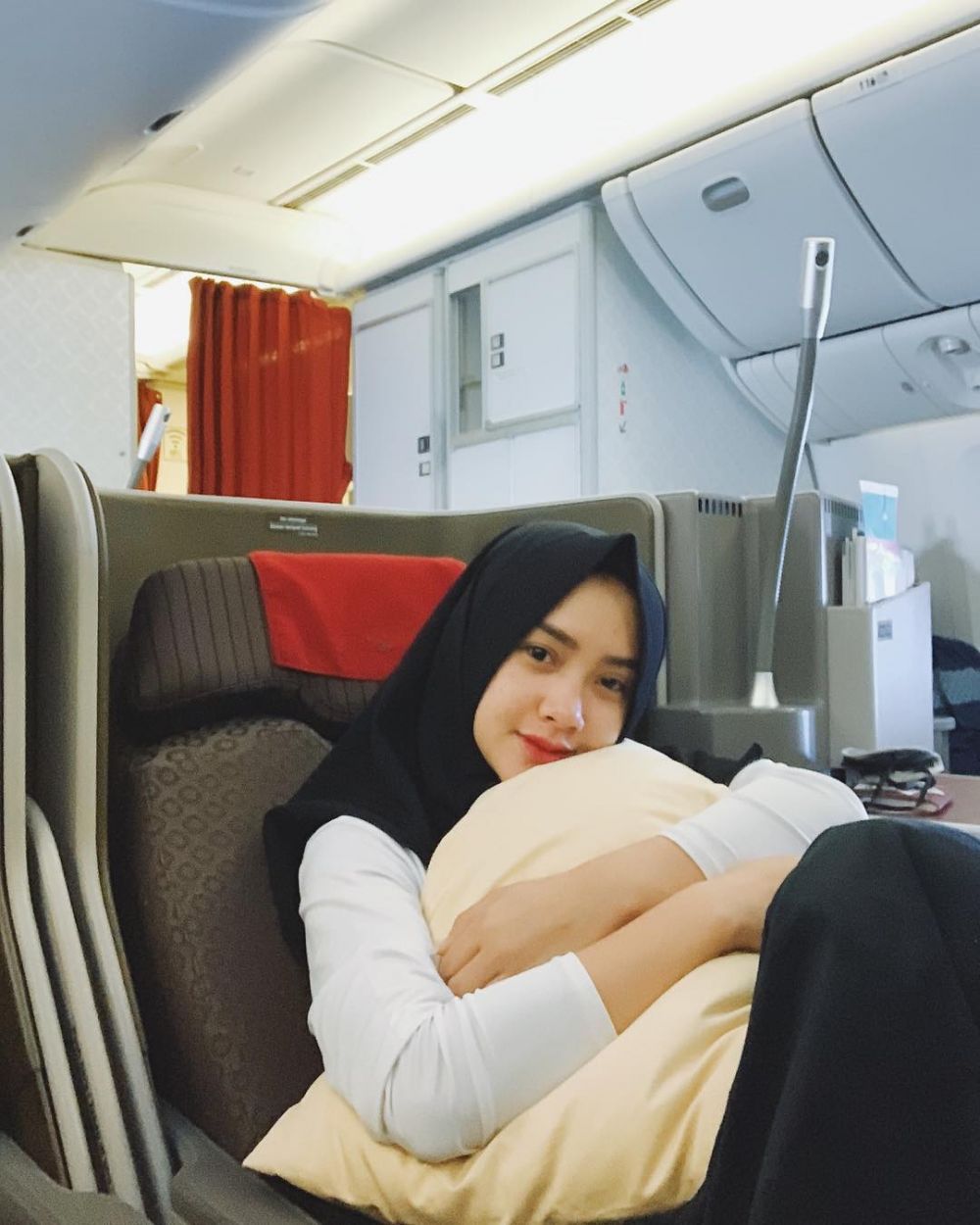 15 Momen Cita Citata berhijab saat umrah, bikin pangling