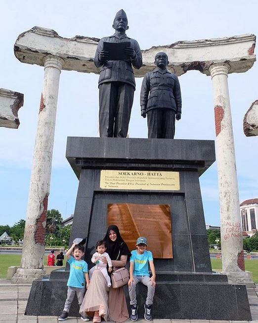 Tak perlihatkan suami, ini 6 momen Risty Tagor asuh tiga anaknya