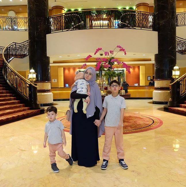 Tak perlihatkan suami, ini 6 momen Risty Tagor asuh tiga anaknya