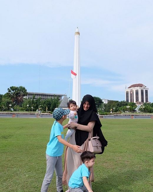 Tak perlihatkan suami, ini 6 momen Risty Tagor asuh tiga anaknya