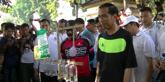 7 Momen Jokowi beli jajanan kaki lima, cilok hingga kerak telor