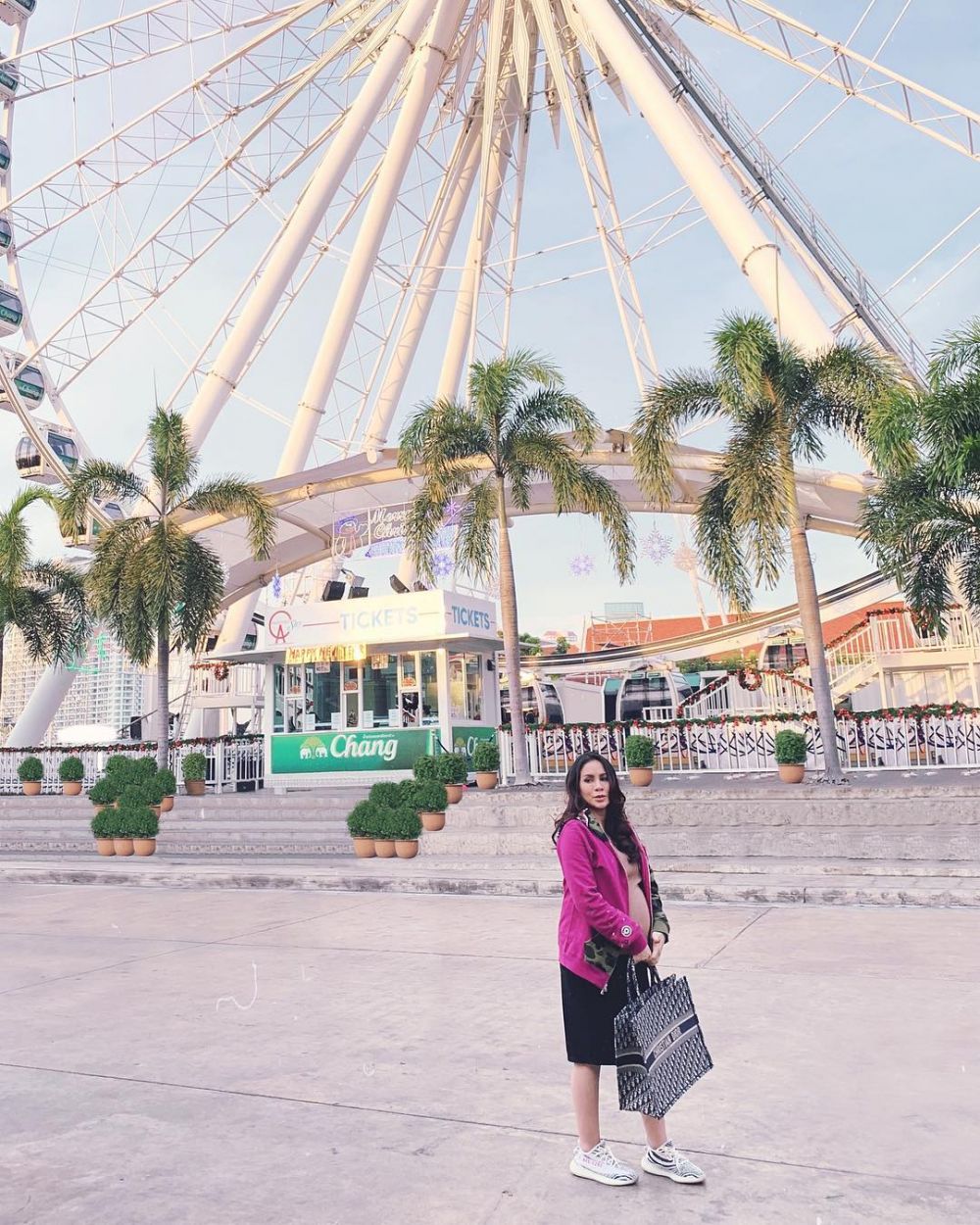 11 Potret babymoon Momo Geisha & suami, seru & romantis