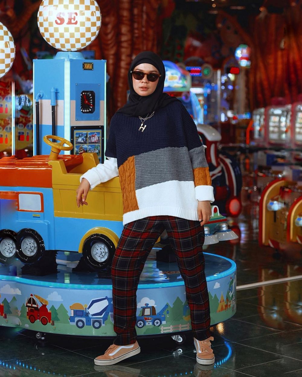 10 Inspirasi fashion tabrak motif Tantri Namirah ini kece banget