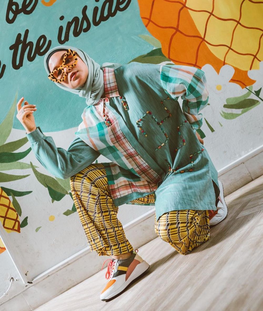 10 Inspirasi fashion tabrak motif Tantri Namirah ini kece banget