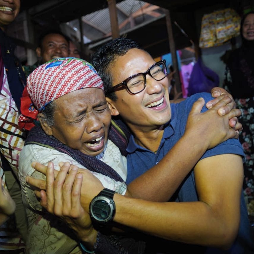 9 Momen Sandiaga memeluk warga saat blusukan, gayanya khas