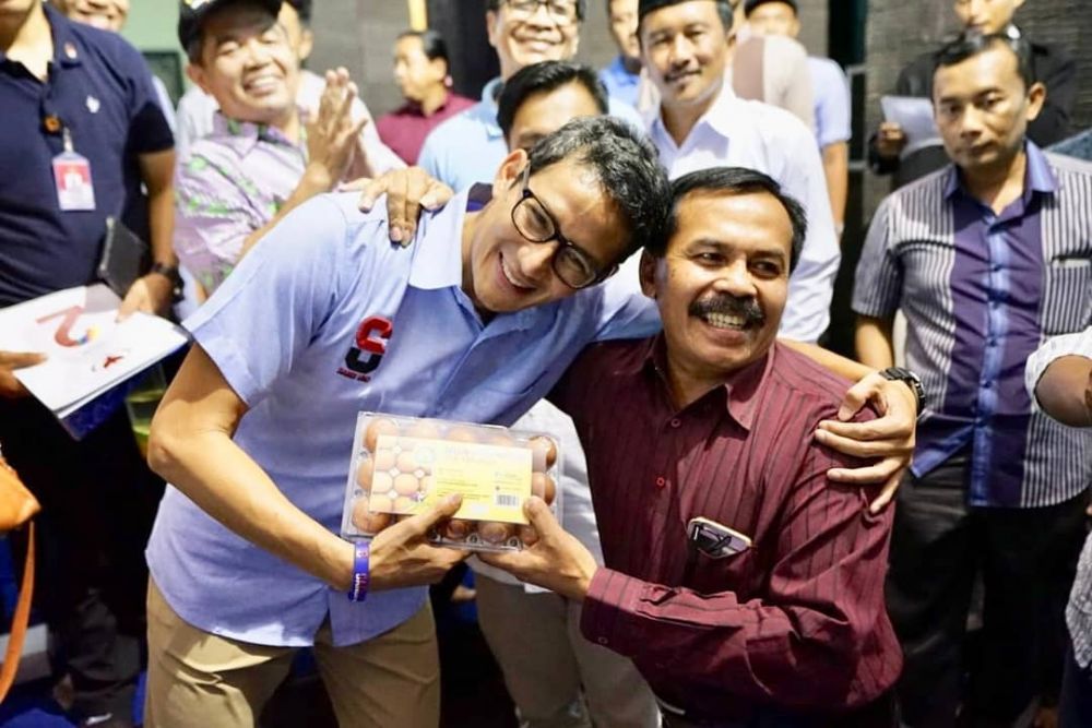 9 Momen Sandiaga memeluk warga saat blusukan, gayanya khas