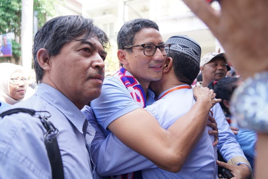 9 Momen Sandiaga memeluk warga saat blusukan, gayanya khas