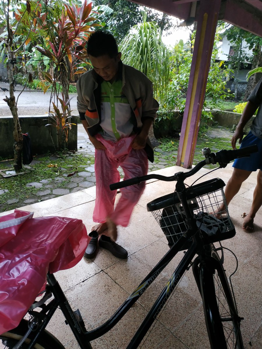 Kisah haru pegawai optik antar pesanan pelanggan setelah 5 tahun