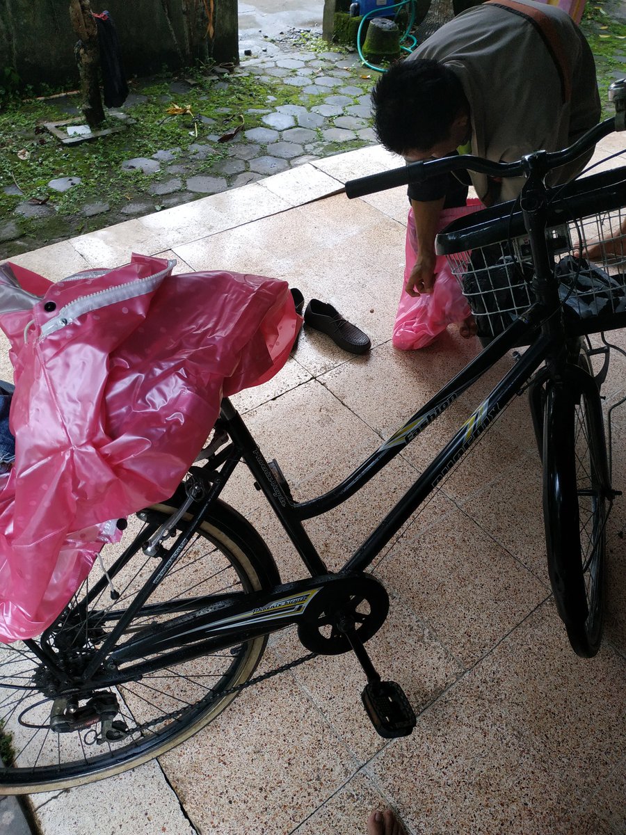 Kisah haru pegawai optik antar pesanan pelanggan setelah 5 tahun