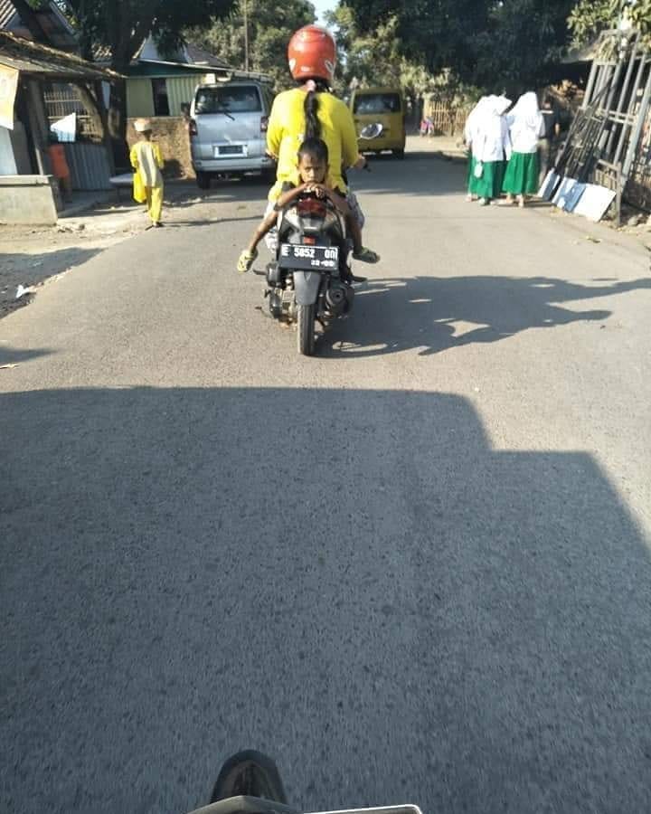 12 Foto lucu anak kecil bertingkah ekstrem ini bikin tepuk jidat