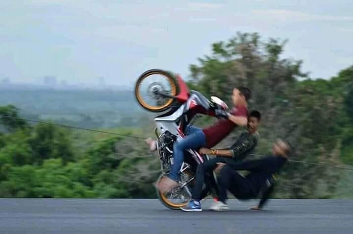 12 Foto lucu anak kecil bertingkah ekstrem ini bikin tepuk jidat