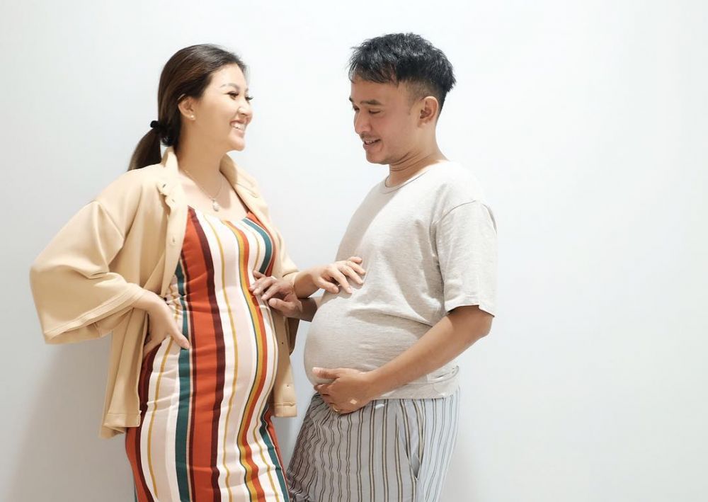 Istri hamil, 6 seleb pria ini nggak mau kalah pamer perut buncit