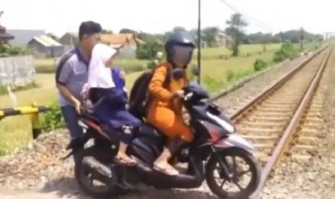 7 Kelakuan emak-emak di perlintasan kereta api ini gereget abis