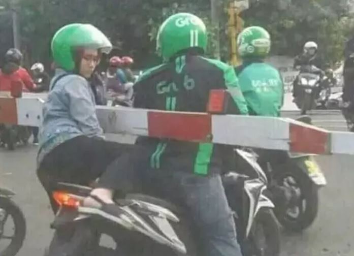 7 Kelakuan emak-emak di perlintasan kereta api ini gereget abis