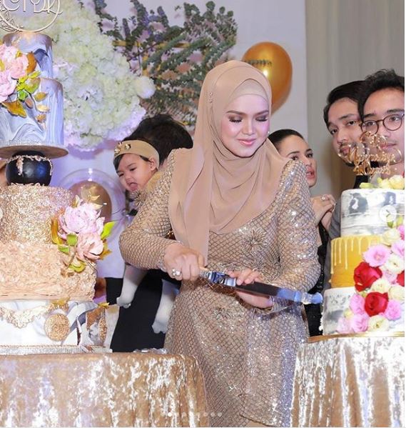 10 Momen ulang tahun Siti Nurhaliza, beri gelang emas ke ibunda