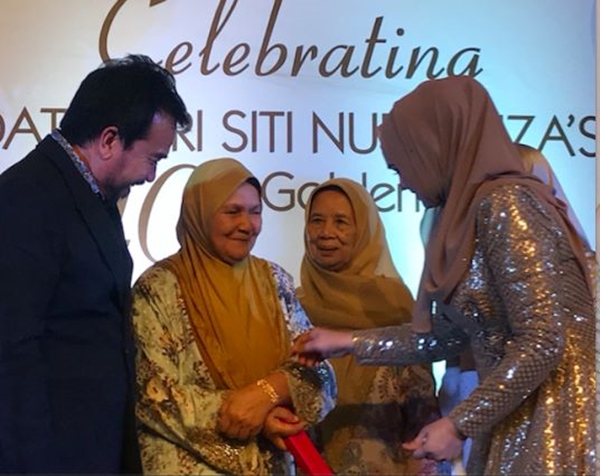 10 Momen ulang tahun Siti Nurhaliza, beri gelang emas ke ibunda