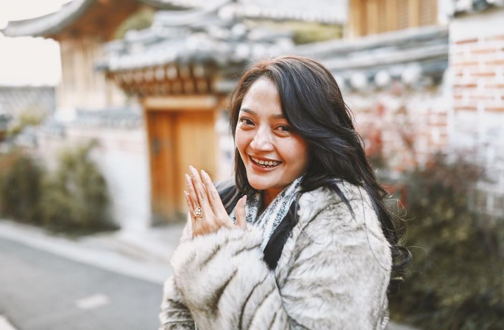 8 Momen Siti Badriah dilamar kekasih di Korea, cincinnya khusus