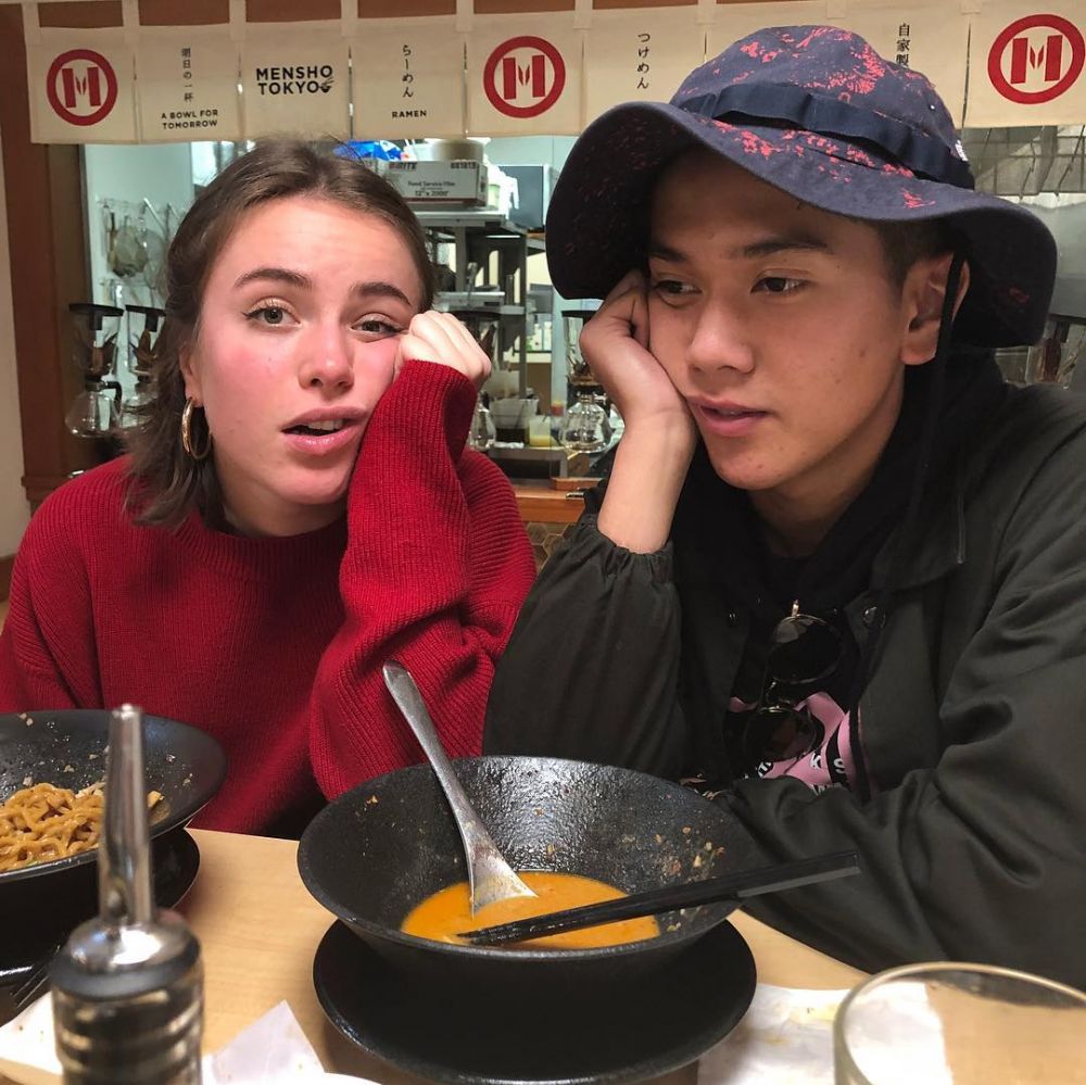 Potret akrab Iqbaal Ramadhan & bule cantik makan mi, bikin baper