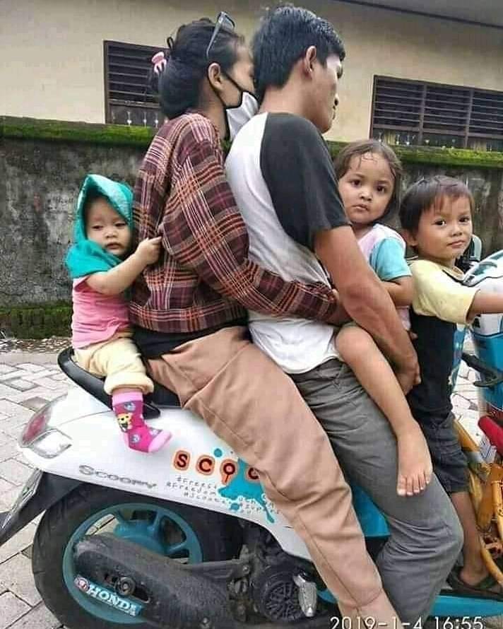 13 Potret naik motor sekeluarga ini bikin ngelus dada