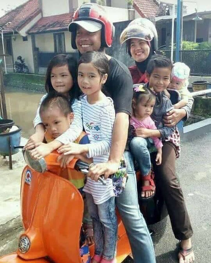 13 Potret naik motor sekeluarga ini bikin ngelus dada