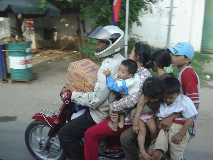 13 Potret naik motor sekeluarga ini bikin ngelus dada
